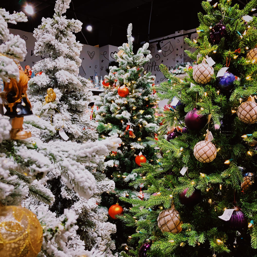 Christmas decoration,Christmas ornament,Christmas Day,Christmas tree,Event,Holiday Ornament,Ornament,Lighting,Tradition,Christmas Eve