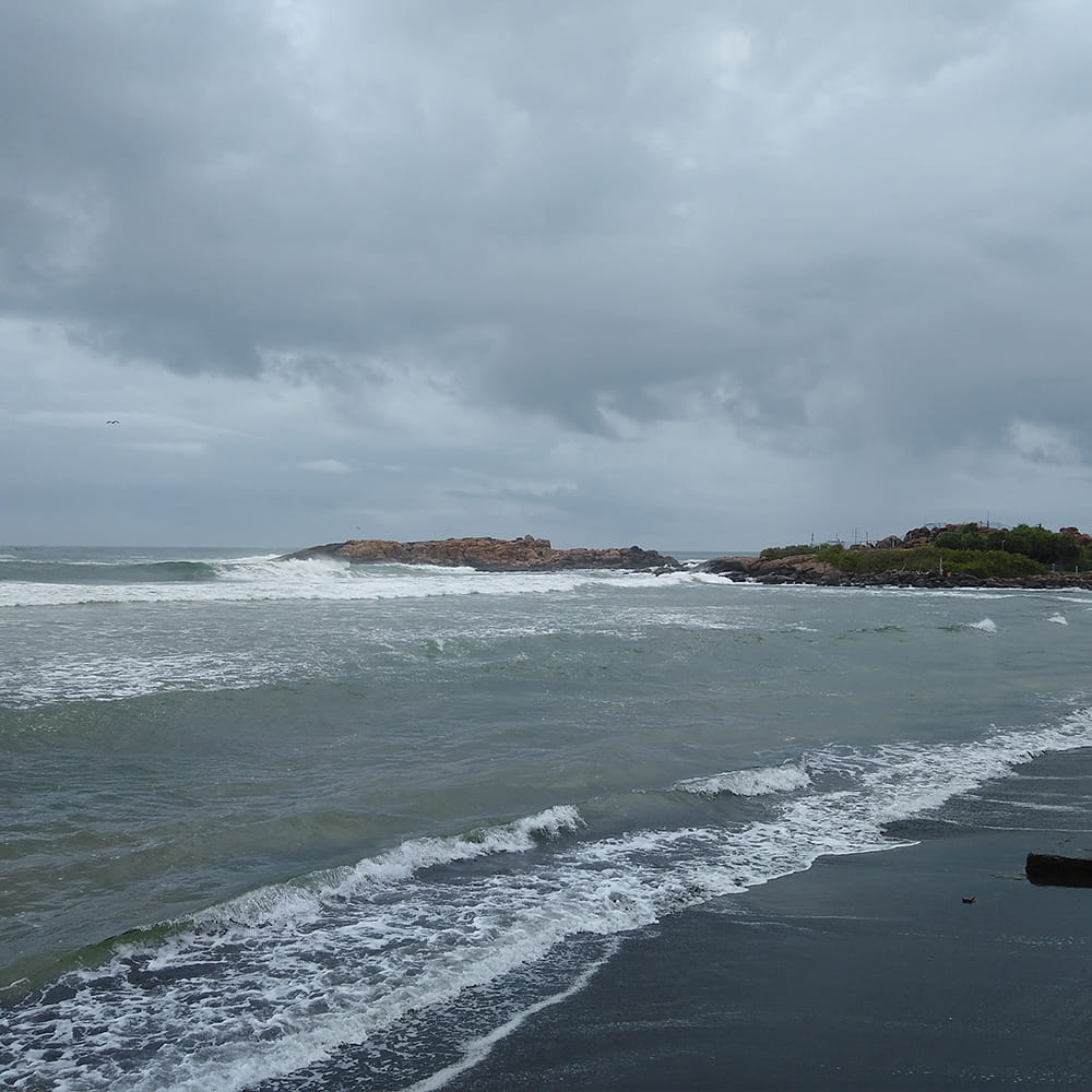 Water resources,Cloud,Wave,Fluid,Sea,Horizon,Wind wave,Liquid,Coastal and oceanic landforms,Rock