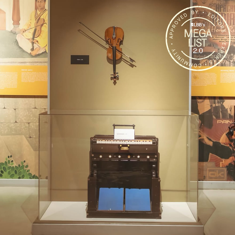 Flooring,Floor,Musical instrument,Wood stain,Display case,Museum,Piano,Varnish,Exhibition,Hardwood