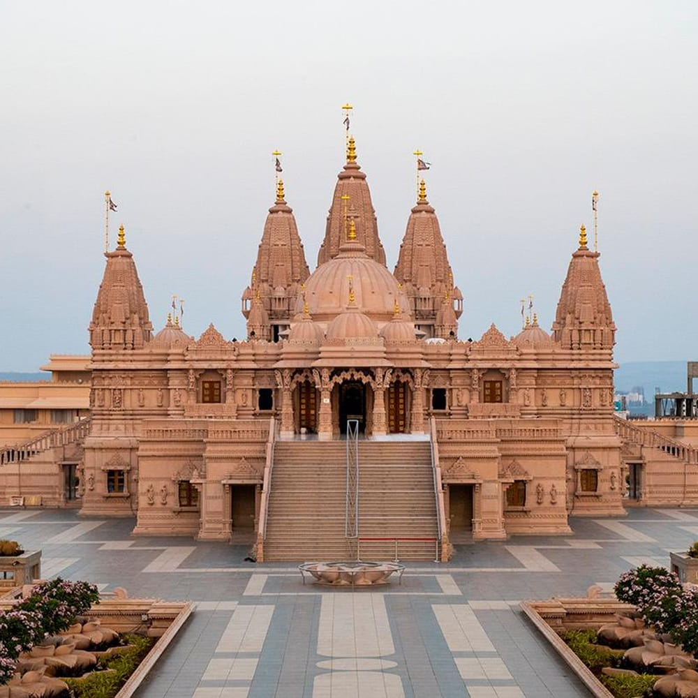 Tourist attraction,Finial,Historic site,Hindu Temple,Palace,Temple,Classical architecture,Symmetry,Column,Shrine